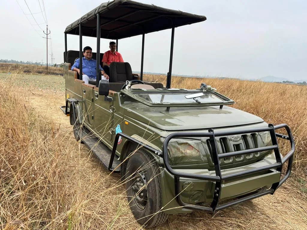 Field vehicle — front